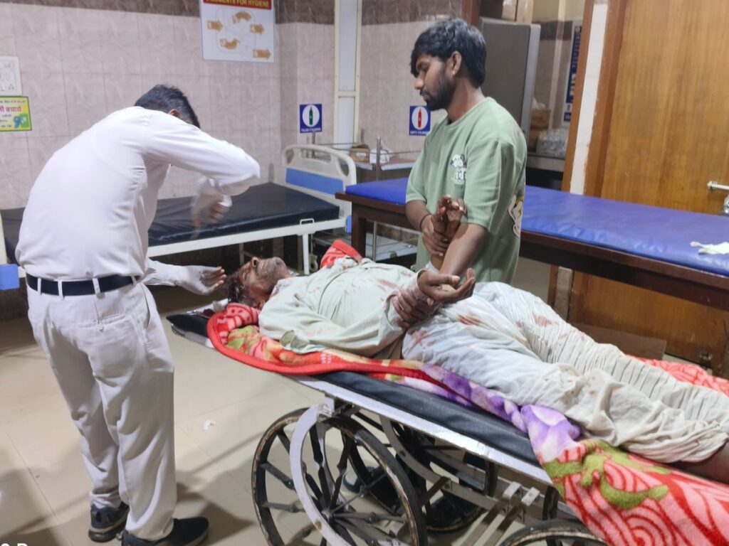 रावतपुरा में दो गुटों में भिड़ंत . लाठी, डंडे और तलवारें चलीं , बुजुर्ग गंभीर रूप से घायल 2 41209