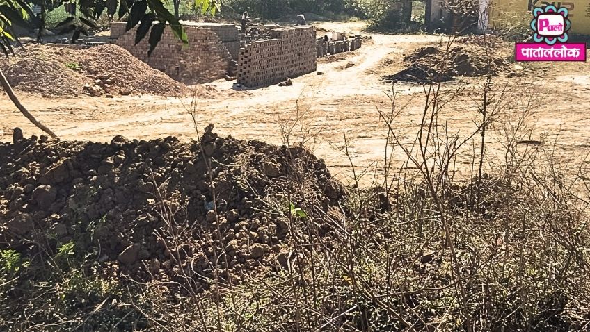 कोटेश्वर कॉलोनी में ईंट भट्टों का जहर, नागरिक बीमार, प्रशासन नाकाम 2 के बाद शासकीय भूमि का रास्ता अवरुद्ध बच्चे स्कूल नहीं जा पा रहेn 20251208 182614 00008517237979002007182